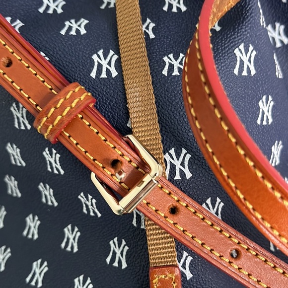 Dooney & Bourke
New York Yankees Kendall Crossbody - Picture 5 of 7